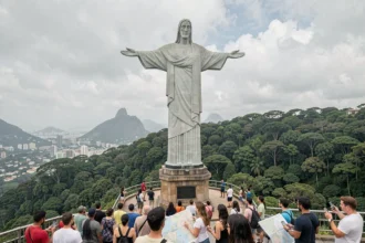 Touristes au pied de la statue du Christ Rédempteur sur le Corcovado à Rio de Janeiro, vue grand angle