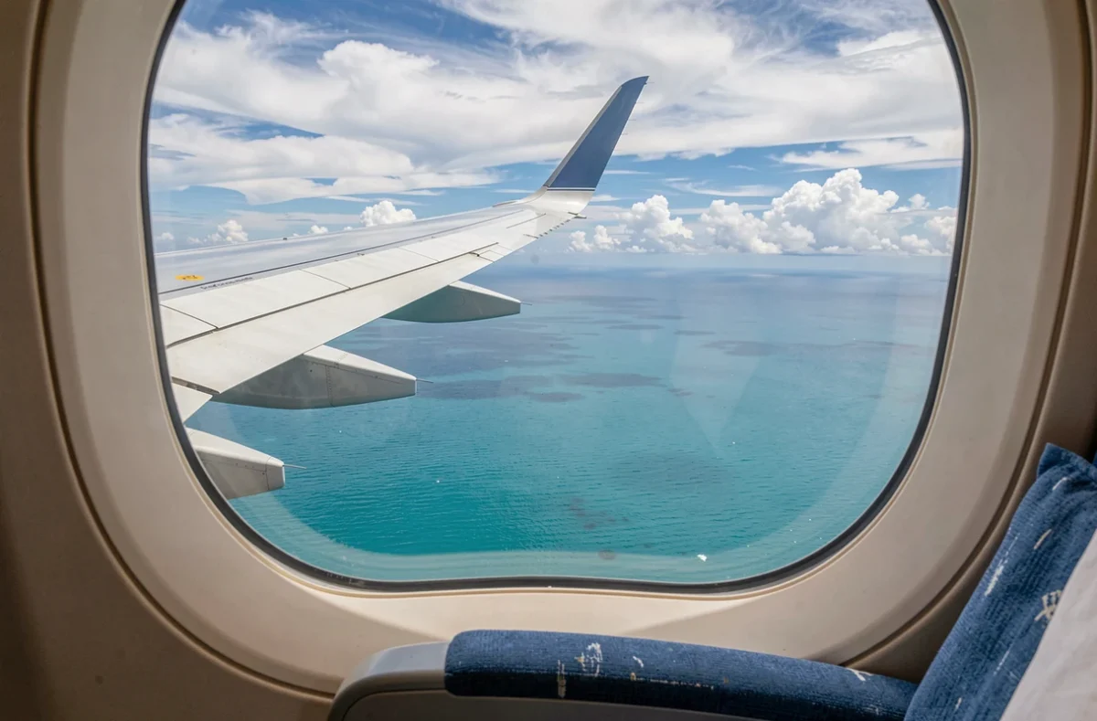 Vue depuis le hublot d'un avion sur l'océan Indien lors d'un vol longue durée vers La Réunion